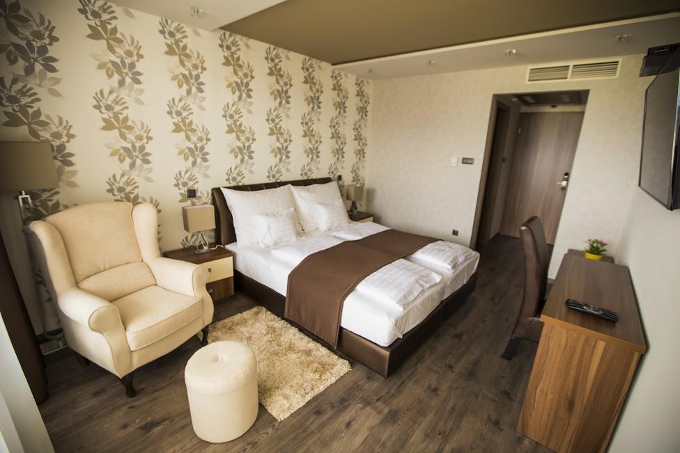 Pole Position Beach Hotel Балатонсарсо Екстериор снимка