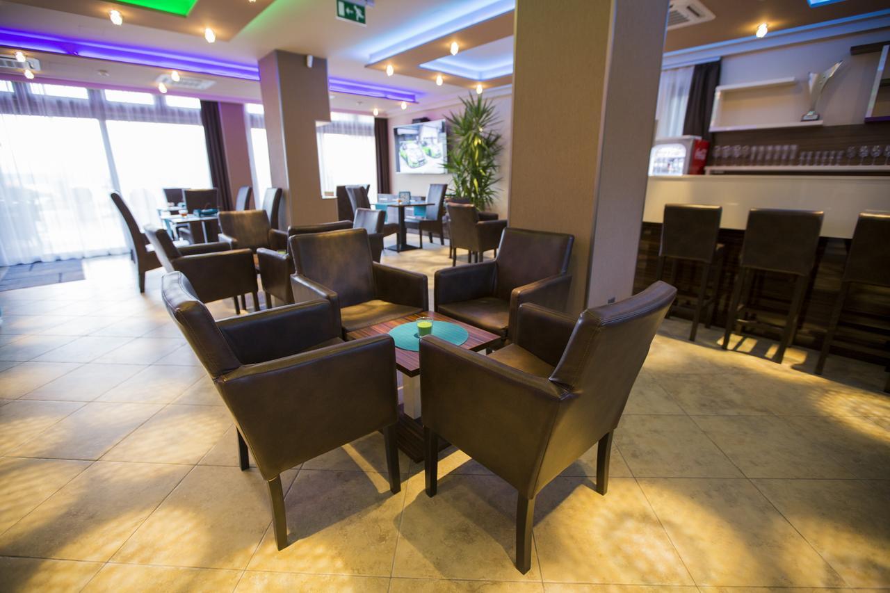 Pole Position Beach Hotel Балатонсарсо Екстериор снимка