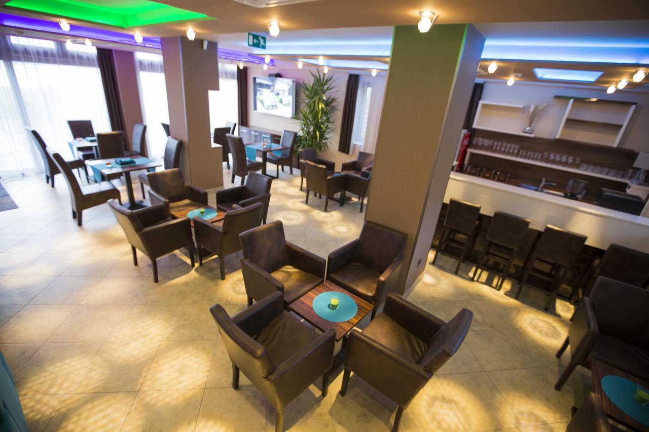 Pole Position Beach Hotel Балатонсарсо Екстериор снимка